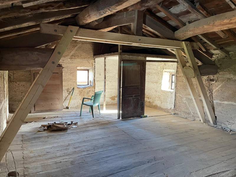 Transformation de ferme pour un espace sous combles à Craponne (69) : modification de charpente et techniques de renfort
