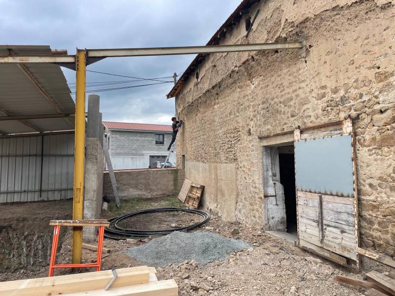 Restauration d'appentis : nouvelle couverture en bac acier pour abri à Francheville (69)