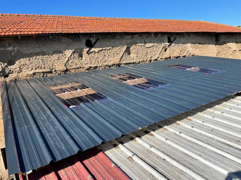 Amélioration de la couverture d'un abri à Vaugneray (69) : bac acier et lumière translucide