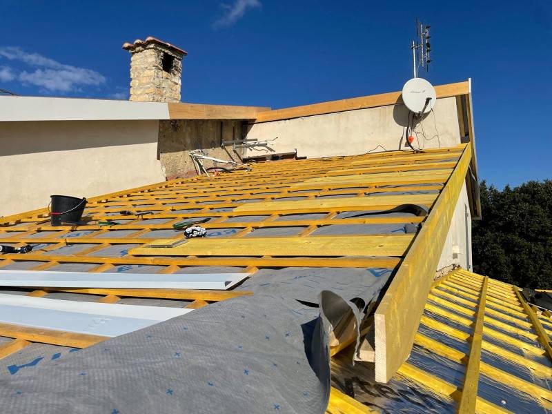 Rénovation minutieuse de toiture terrasse à Messimy, dans l'Ouest Lyonnais : savoir-faire artisanal local