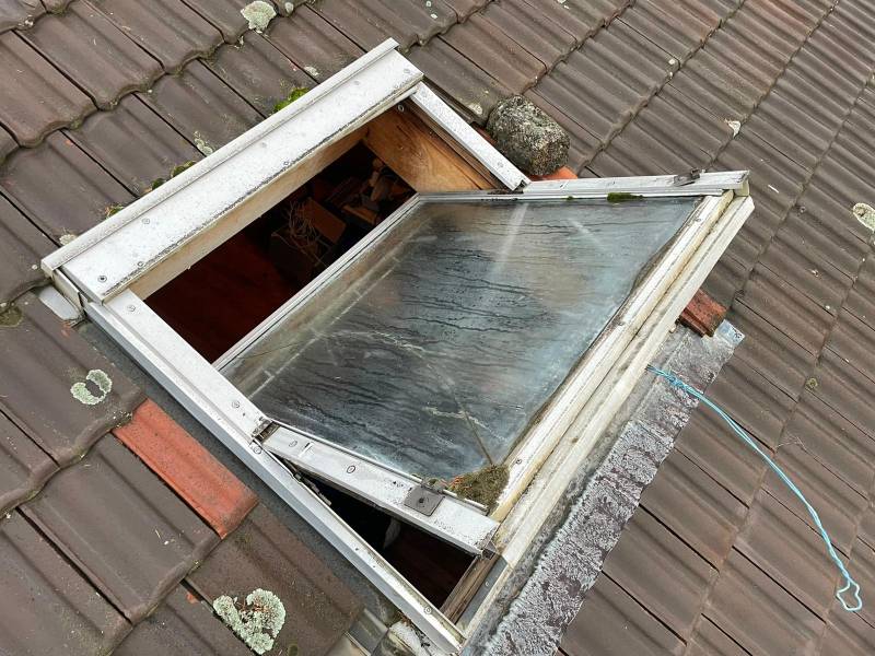 Changement d’un Velux décoloré par un modèle moderne et isolant à Craponne (69)