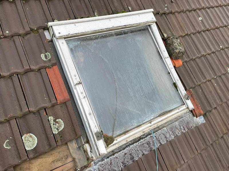 Pose d’un nouveau Velux avec store intégré pour un grenier lumineux à Tassin-la-Demi-Lune (69)