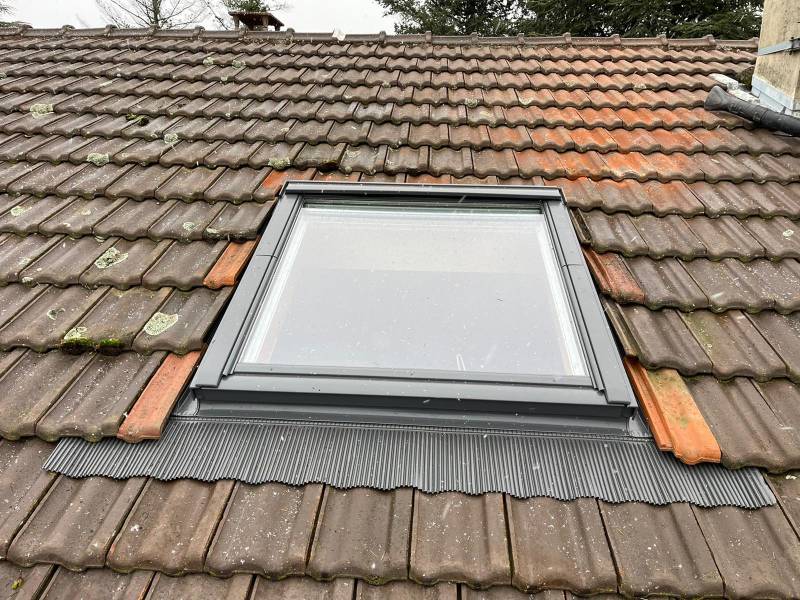 Installation d’un Velux performant avec store intégré dans un grenier à Brindas (69)