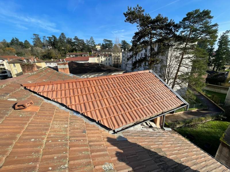 Chantier complexe de réfection de toiture à Craponne : tuiles Delta 10 et noue refaite