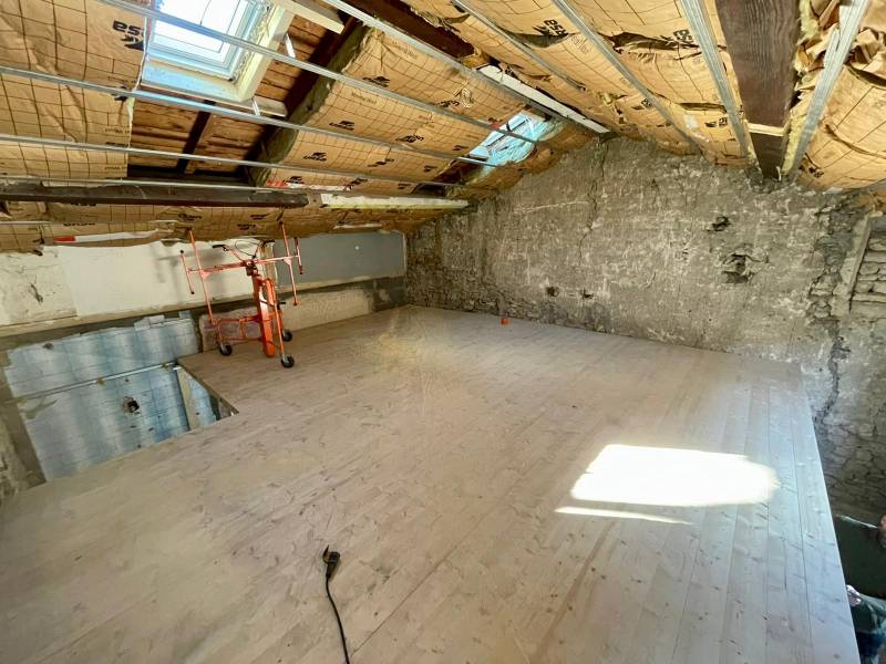 Aménagement intérieur avec une mezzanine en bois sur mesure dans une maison à St-Foy-les-Lyon (69)