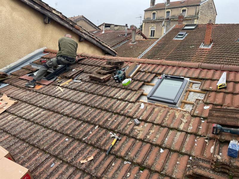 mélioration de la lumière naturelle grâce à des fenêtres Velux CK02 à Chaponost (69)