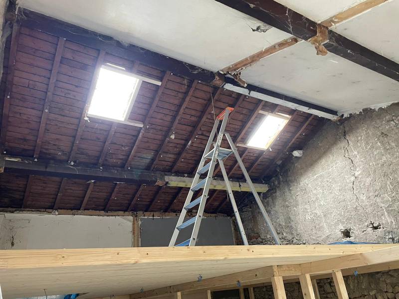 Installation de fenêtres Velux CK02 électriques avec volets roulants dans une maison à Craponne (69)