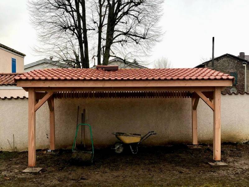 Artisan charpentier traditionnel à Brignais pour la fabrication sur-mesure d'un carport en ossature bois