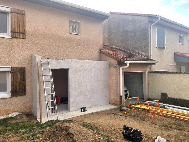 Agrandissement de charpente, couverture et de zinguerie ; sur-mesure pour une maison de lotissement à Craponne (69)