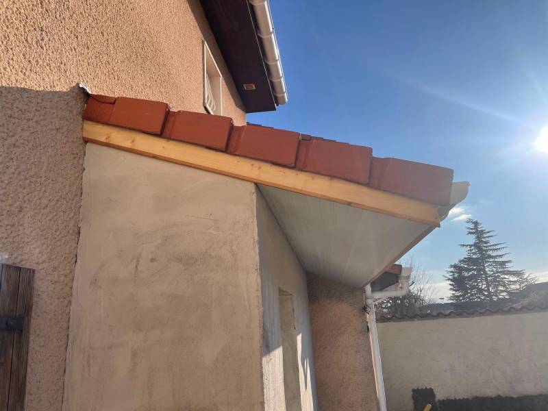Charpente et couverture sur-mesure : agrandissement et zinguerie pour maison de lotissement à Francheville (69)