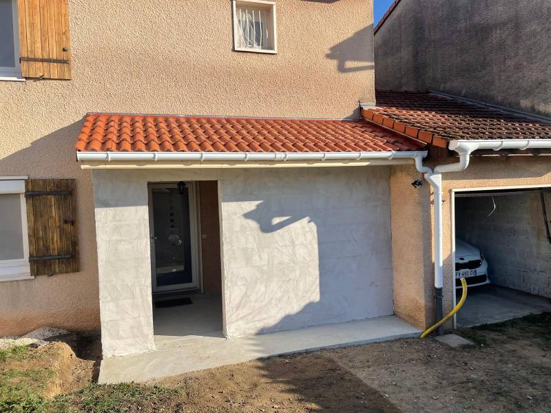 Aménagement sur-mesure de charpente et couverture, zinguerie pour maison de lotissement à Saint Consorce