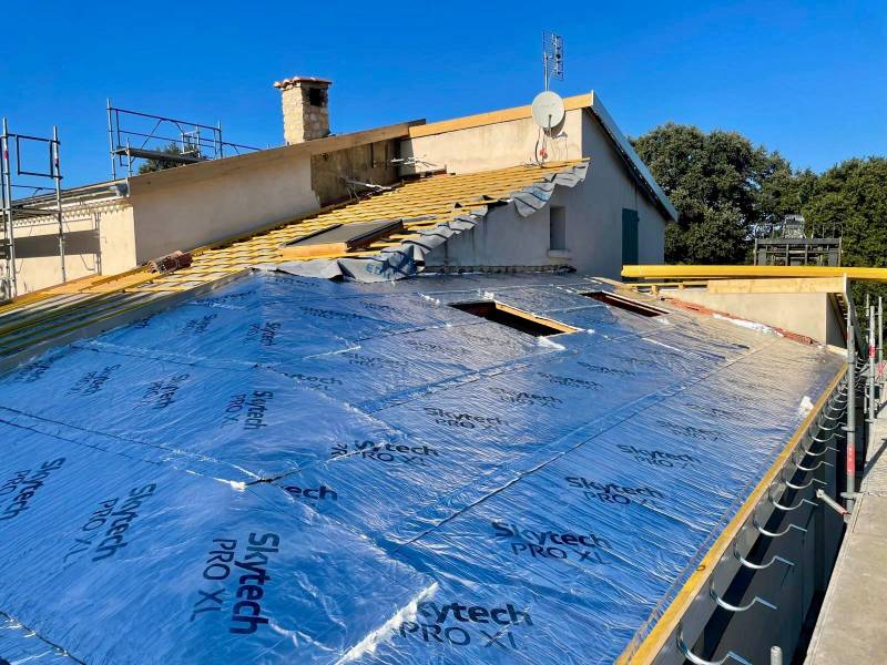 Travaux d’isolation et réfection de toiture avec Velux S06 à Charbonnières-les-Bains, dans l'Ouest Lyonnais