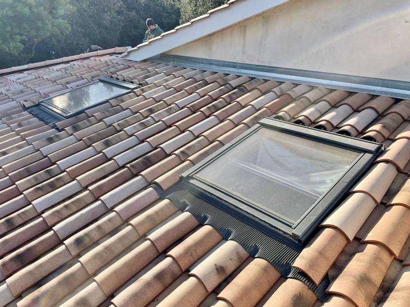 Rénovation complète de toiture avec Velux S06 et étanchéité renforcée à Sainte-Foy-lès-Lyon (69)