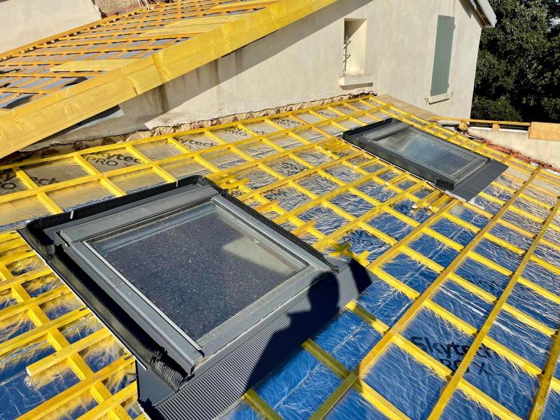 Rénovation de toiture avec Velux S06 et isolation performante à Écully, dans l'Ouest Lyonnais
