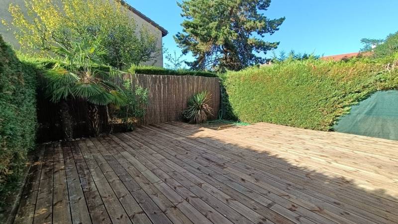 Pose rapide d'une terrasse complète en bois pour particuliers et professionnels à prix compétitif près de Lyon 69